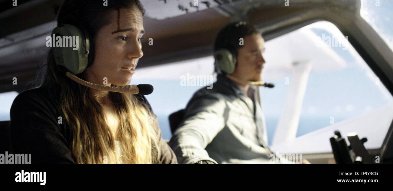 Horizon Line è un film thriller di avventura in lingua inglese del 2020 diretto da Mikael Marcimain e interpretato da Alexander Dreymon, Allison Williams e Keith David. Questa fotografia è esclusivamente per uso editoriale ed è copyright della società cinematografica e/o del fotografo assegnato dalla società di produzione e può essere riprodotta solo da pubblicazioni in concomitanza con la promozione del suddetto film. È richiesto un credito obbligatorio per la società cinematografica. Il fotografo deve essere accreditato anche quando è noto. Foto Stock