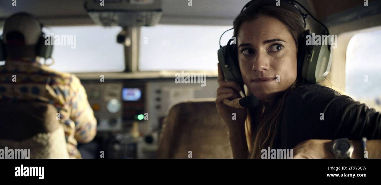 Horizon Line è un film thriller di avventura in lingua inglese del 2020 diretto da Mikael Marcimain e interpretato da Alexander Dreymon, Allison Williams e Keith David. Questa fotografia è esclusivamente per uso editoriale ed è copyright della società cinematografica e/o del fotografo assegnato dalla società di produzione e può essere riprodotta solo da pubblicazioni in concomitanza con la promozione del suddetto film. È richiesto un credito obbligatorio per la società cinematografica. Il fotografo deve essere accreditato anche quando è noto. Foto Stock