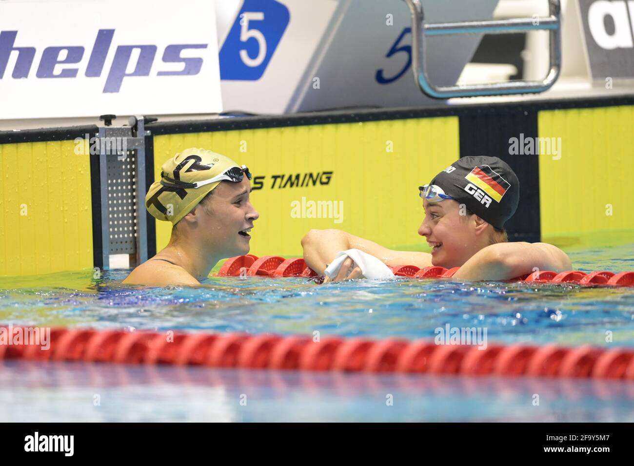 Berlino, Germania. 17 Apr 2021. Nuoto, qualificazione olimpica, piscina, 400 metri medley, donne, Finale: Kim Herkle (r), SV Cannstadt, e Giulia Goerick, SGR Karlsruhe, sono contenti delle qualifiche. Credit: Soeren Stache/dpa-Zentralbild/ZB/dpa/Alamy Live News Foto Stock