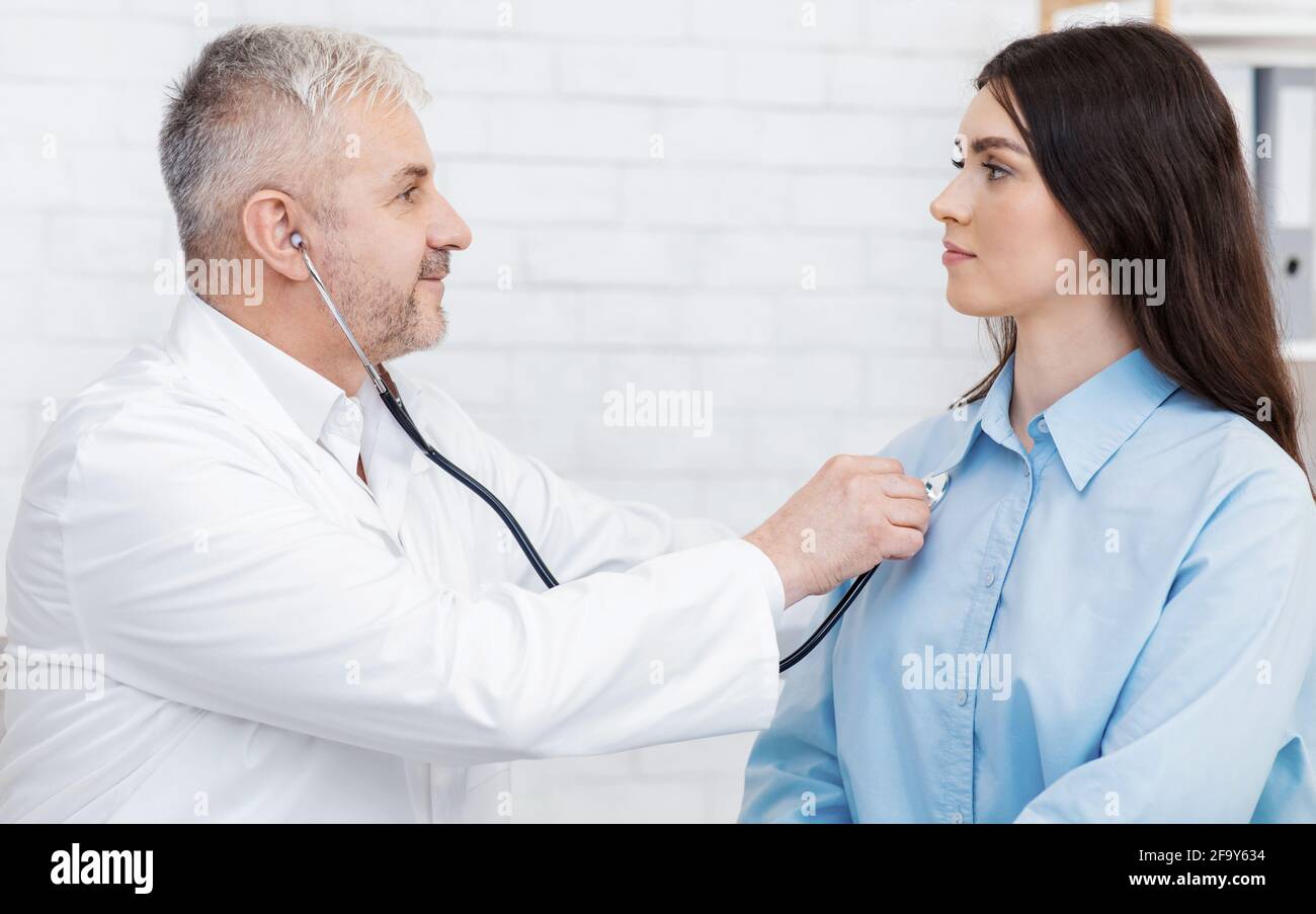 Servizi medici, visita al medico di famiglia, assistenza sanitaria ed esame in clinica Foto Stock