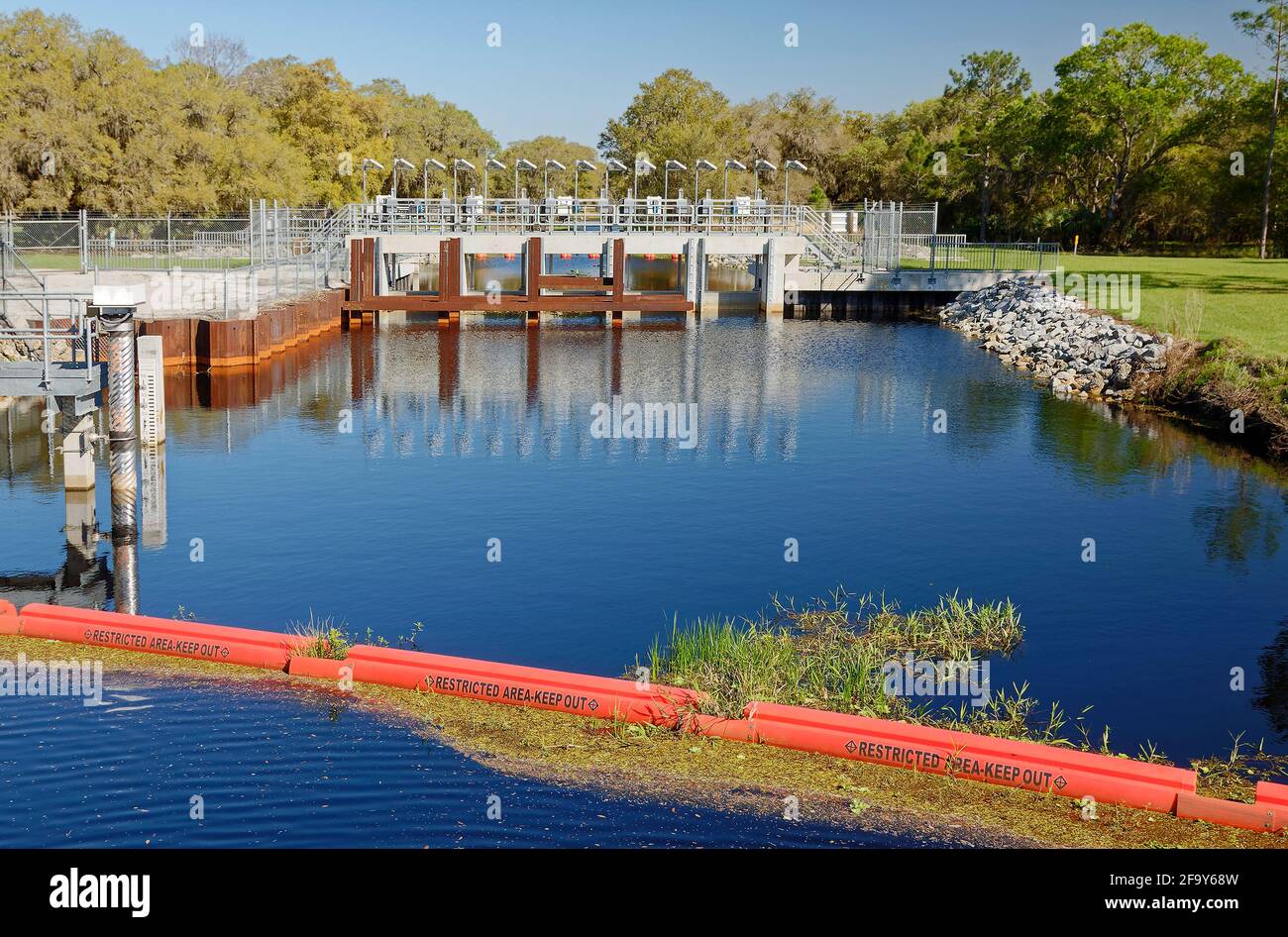 Piccola diga, Area ristretta tenere fuori galleggianti, riflessioni, Zipper Canal, collegamento 2 laghi, gestione delle acque, Lake Kissimmee state Park, Florida, Lak Foto Stock