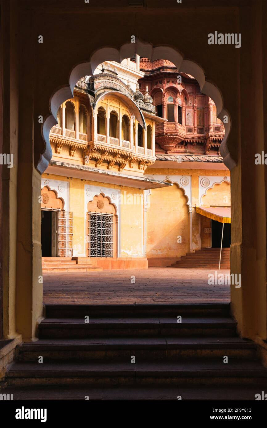 Porta ad arco nel forte Mehrangarh. Jodhpur, Rajasthan, India Foto Stock