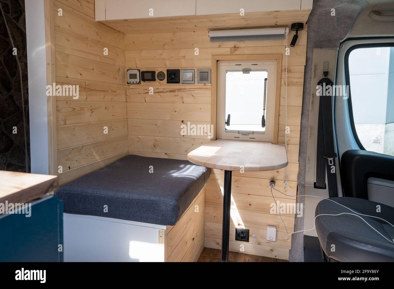 vista interna di un furgone camper autocostruito nella finitura fasi Foto Stock vista interna di un furgone camper autocostruito nella finitura fasi Foto Stock