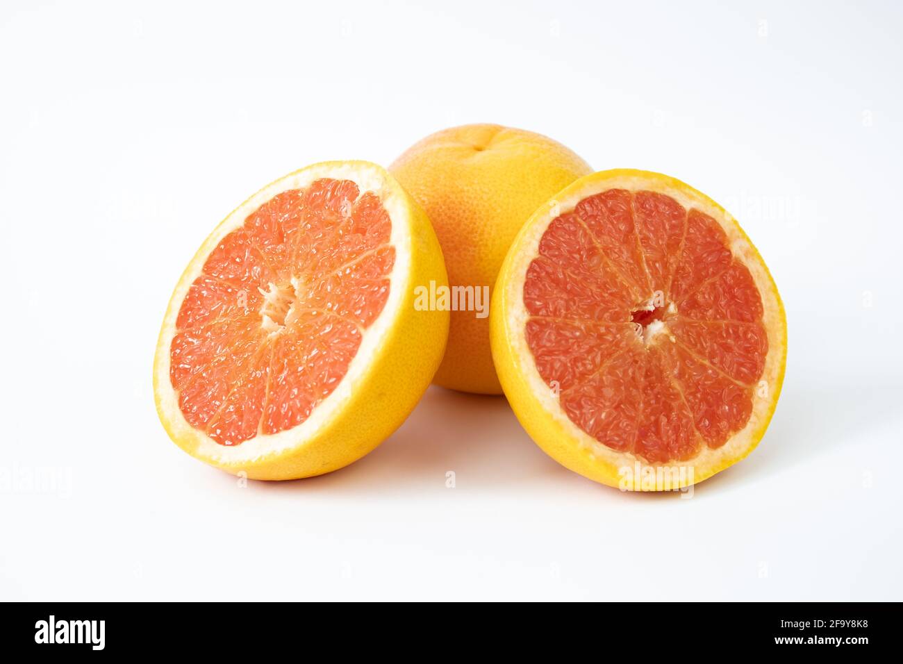 Due metà di pompelmo e un pompelmo intero. Bramino e bramino. Foto Stock