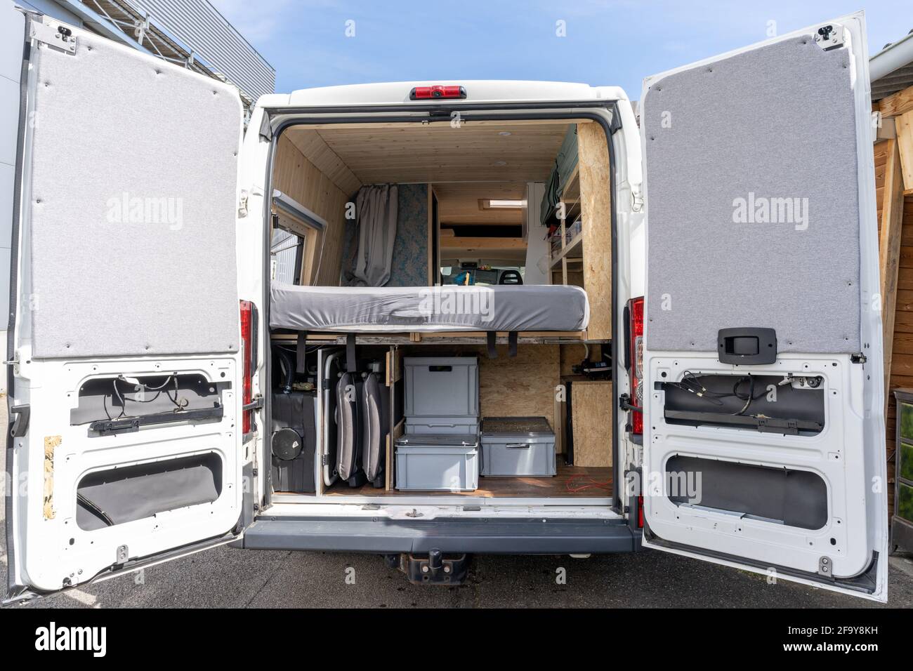 vista interna di un furgone camper autocostruito nella finitura fasi Foto Stock vista interna di un furgone camper autocostruito nella finitura fasi Foto Stock