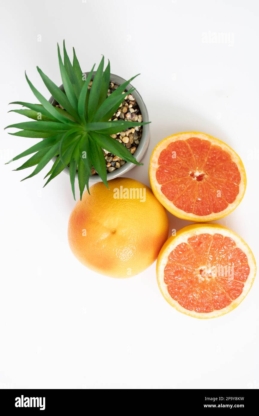 Due metà di pompelmo e un pompelmo intero con decorazione. Salute e delizioso. Foto Stock