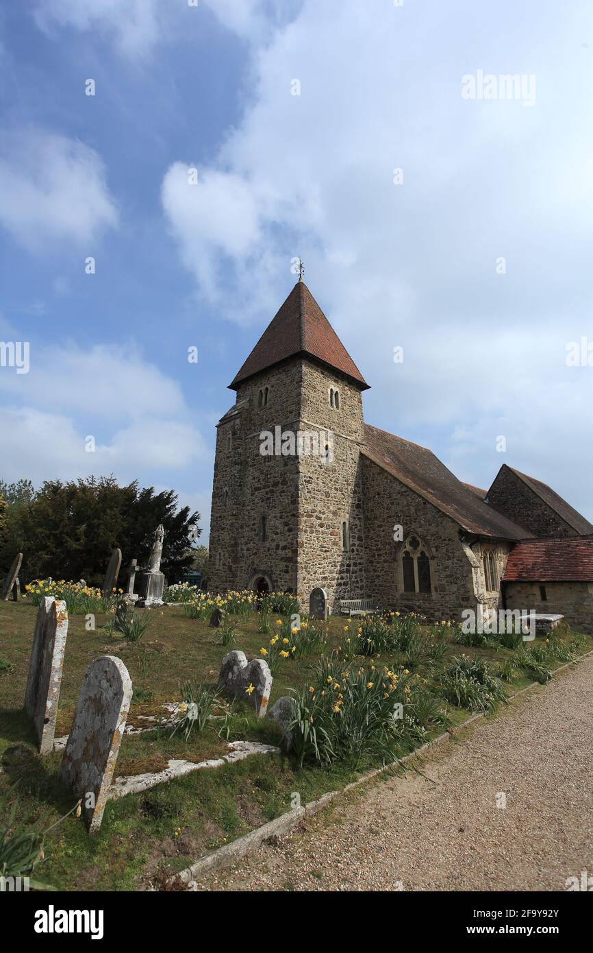 La Chiesa di San Lorenzo fondata nel tempo e cimitero sassone. L'edificio attuale ha ancora la sua torre normanna, Gueslting, East Sussex, Regno Unito Foto Stock