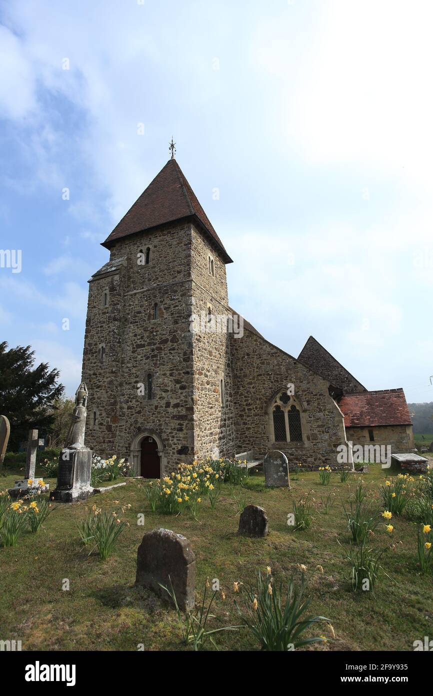 La Chiesa di San Lorenzo fondata nel tempo e cimitero sassone. L'edificio attuale ha ancora la sua torre normanna, Gueslting, East Sussex, Regno Unito Foto Stock