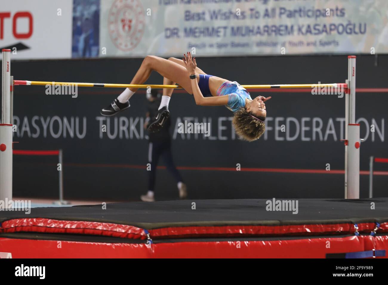 ISTANBUL, TURCHIA - 23 FEBBRAIO 2021: Un atleta indefinito che salta in alto durante la Ruhi Sarialp Jumping Events Indoor Cup Foto Stock