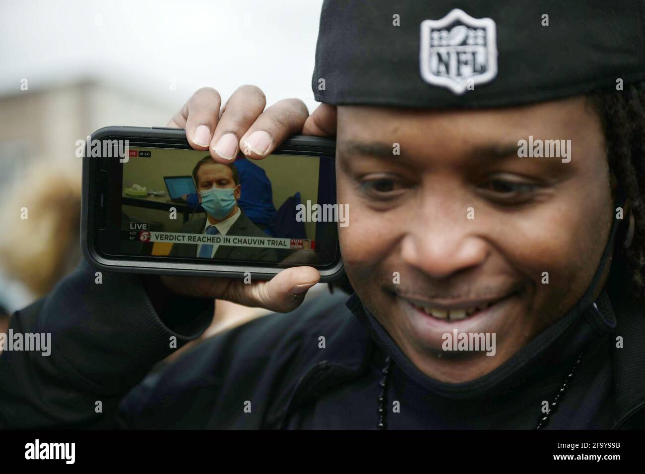 Minneapolis, Stati Uniti. 20 Apr 2021. La gente si è riunita a George Floyd Square mentre i verdetti colpevoli sono stati annunciati nel processo di assassinio dell'ex ufficiale della polizia di Minneapolis Derek Chauvin. I giurati hanno condannato Chauvin martedì 20 aprile 2021 di tutti i conti depositati contro di lui - omicidio involontario di secondo grado, omicidio di terzo grado e massacro di secondo grado - nella morte di George Floyd. (Foto di Aaron Lavinsky/Minneapolis Star Tribune/TNS/Sipa USA) Credit: Sipa USA/Alamy Live News Foto Stock