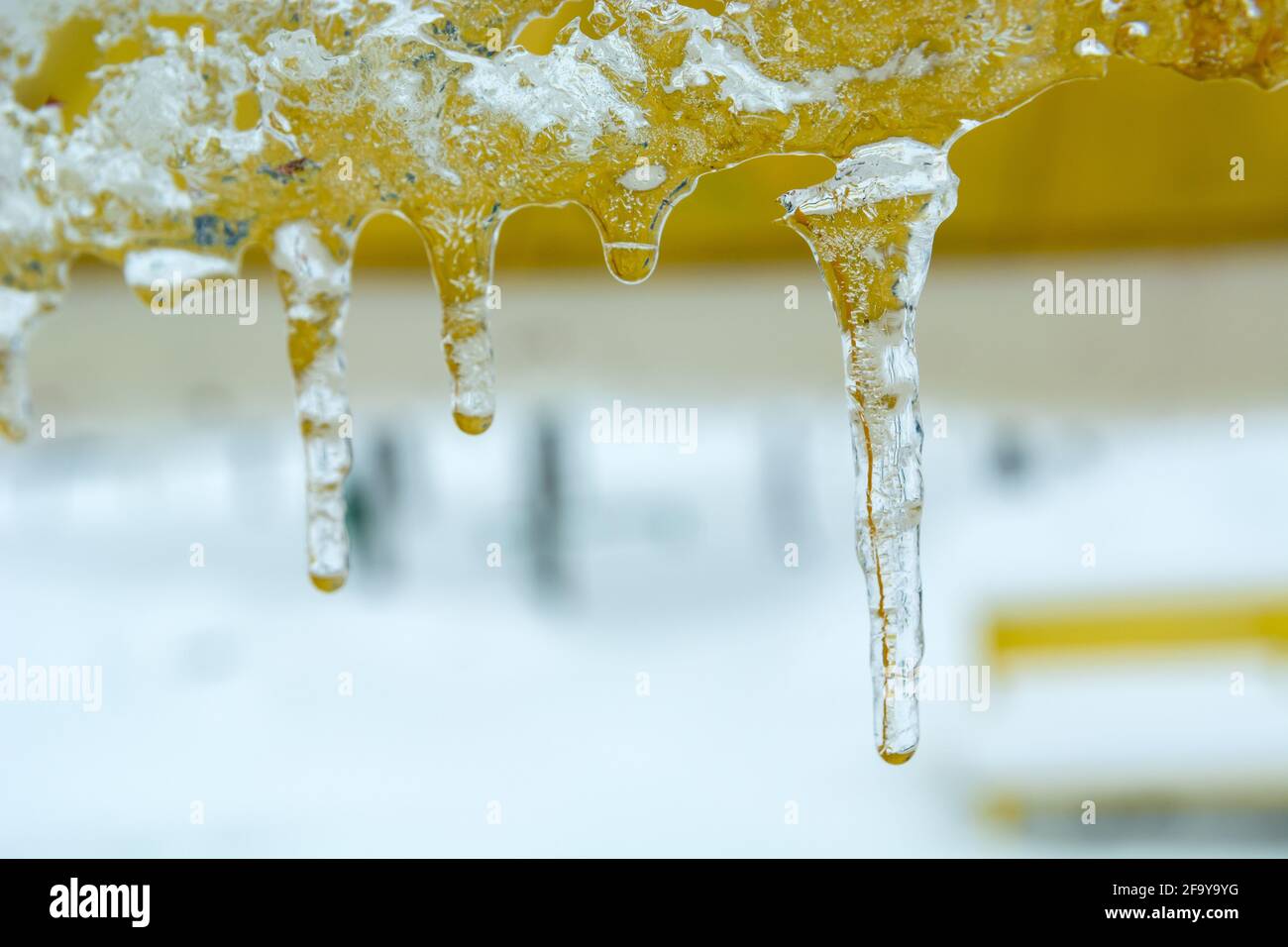 Fusione di iciclette pendenti e gocce d'acqua, giorno d'inverno Foto Stock