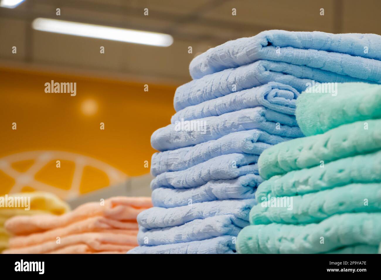 Vendita di asciugamani morbidi nel negozio. Pila di accessori per il centro benessere. Foto Stock