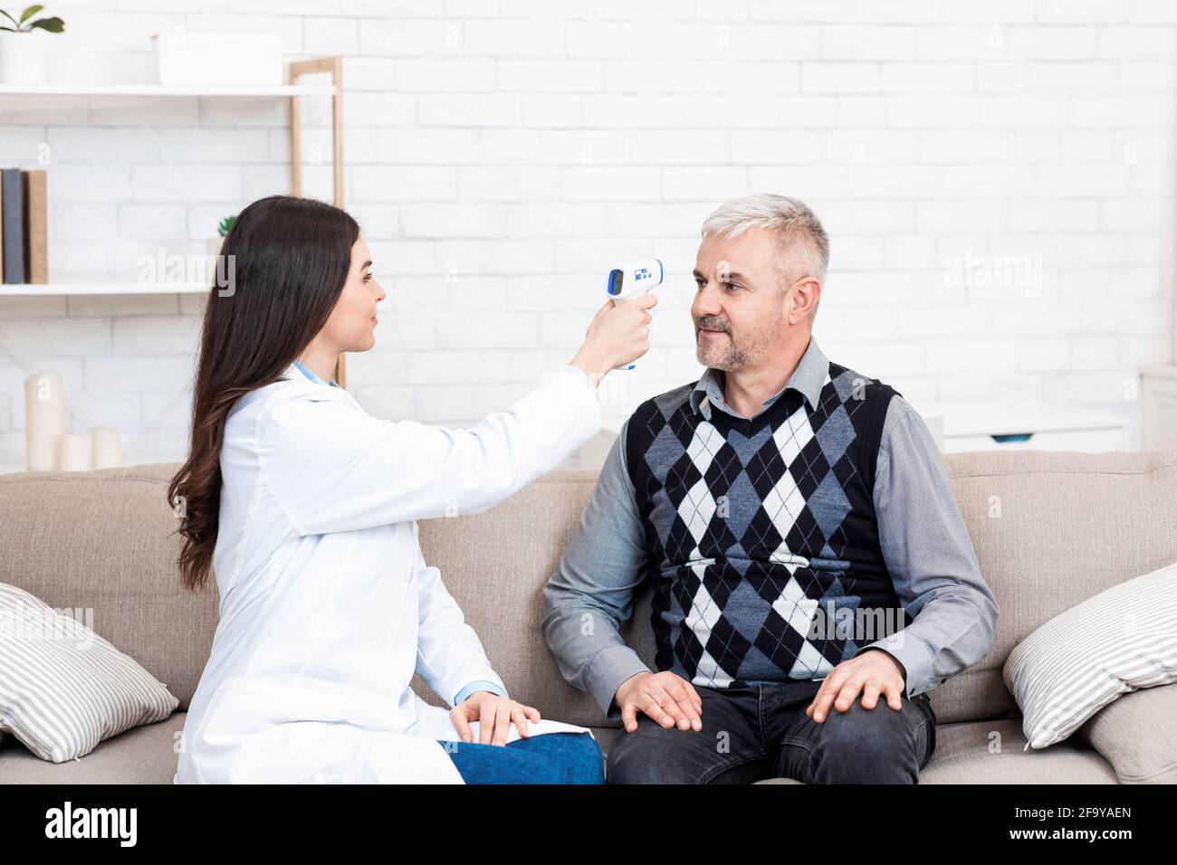 Controllo del paziente, assistenza sanitaria e diagnostica, esame medico e aiuto Foto Stock