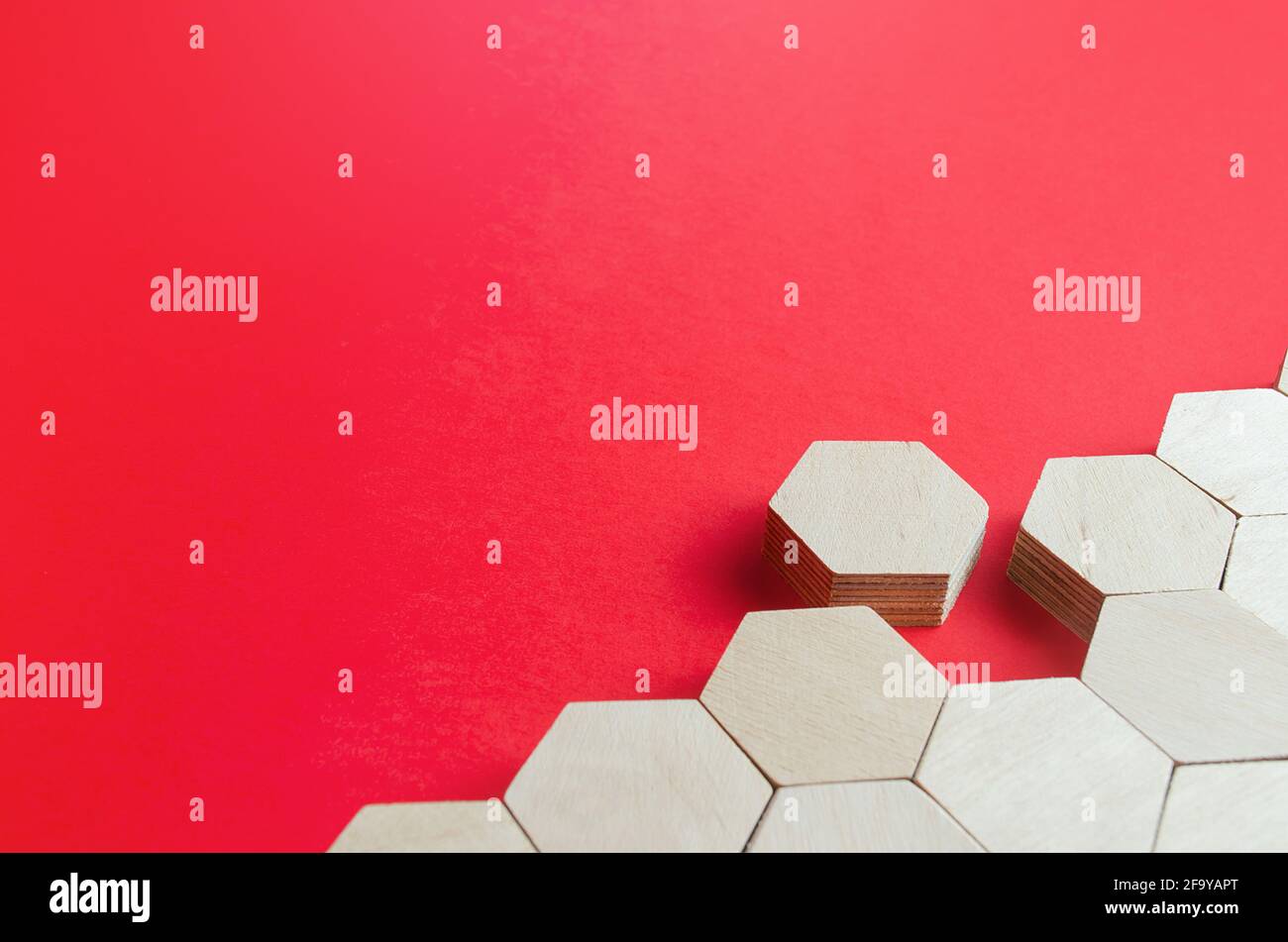 La figura esagonale emerge dalla struttura olistica. Uscire dalla linea e uscire dal sistema. Vai via. Partecipa o partecipa. Completo. Iniziativa di unicità. Orde di rottura Foto Stock