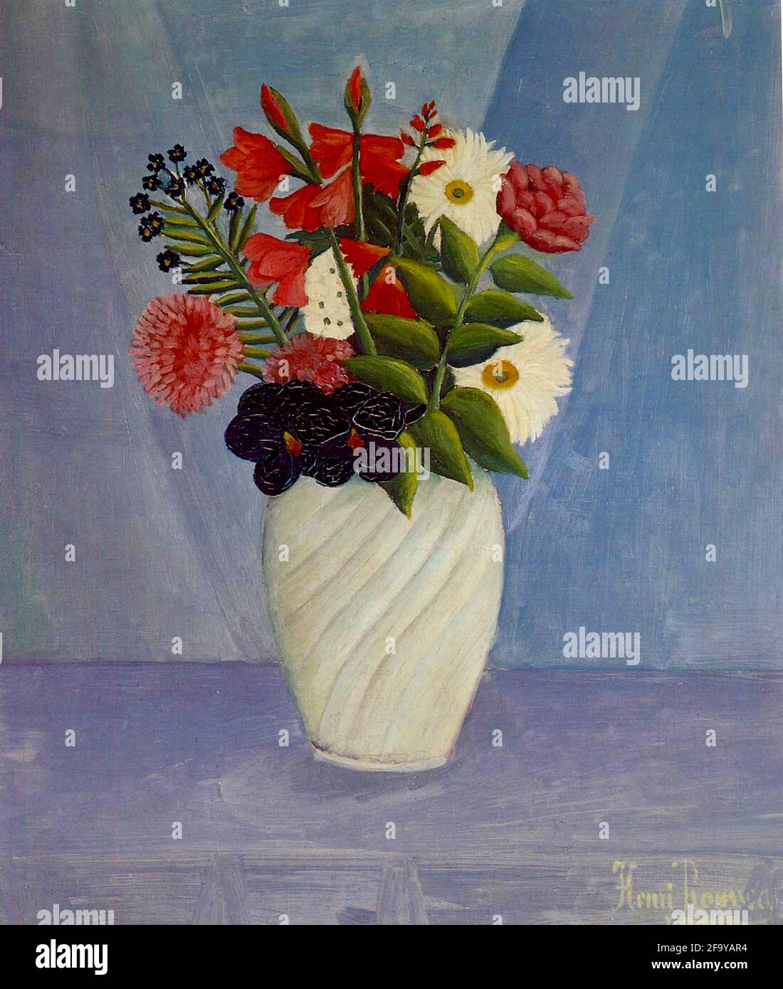 Henri Rousseau opera dal titolo bouquet di fiori dal 1910. Mazzo misto di fiori colorati in vaso bianco con sfondo blu violetto. Foto Stock