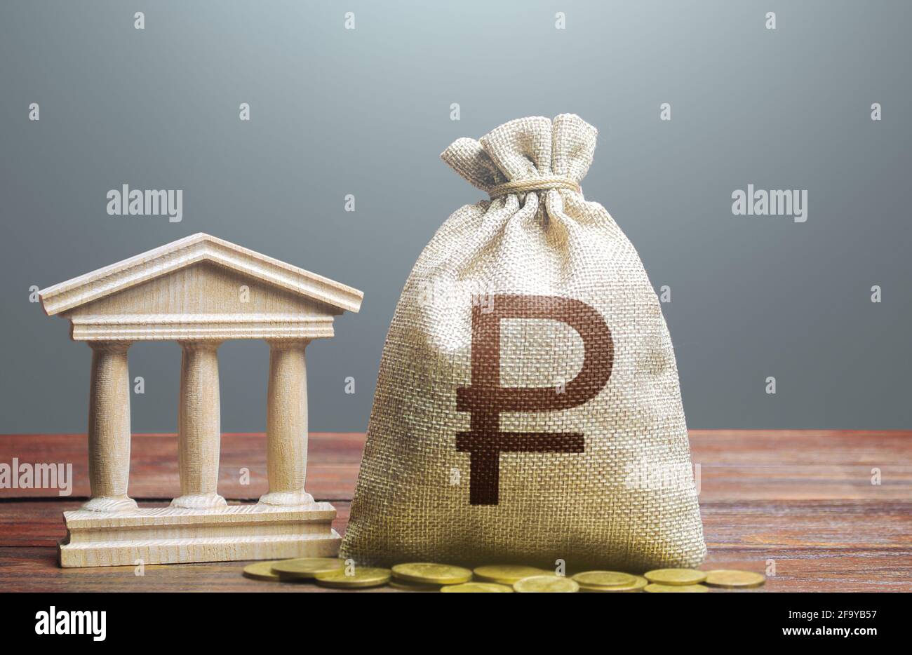 Borsa di denaro russo rublo e edificio bancario / governativo. Riscossione delle imposte e budget. Politica monetaria. Sostenere le imprese in tempi di crisi. Prestito Foto Stock