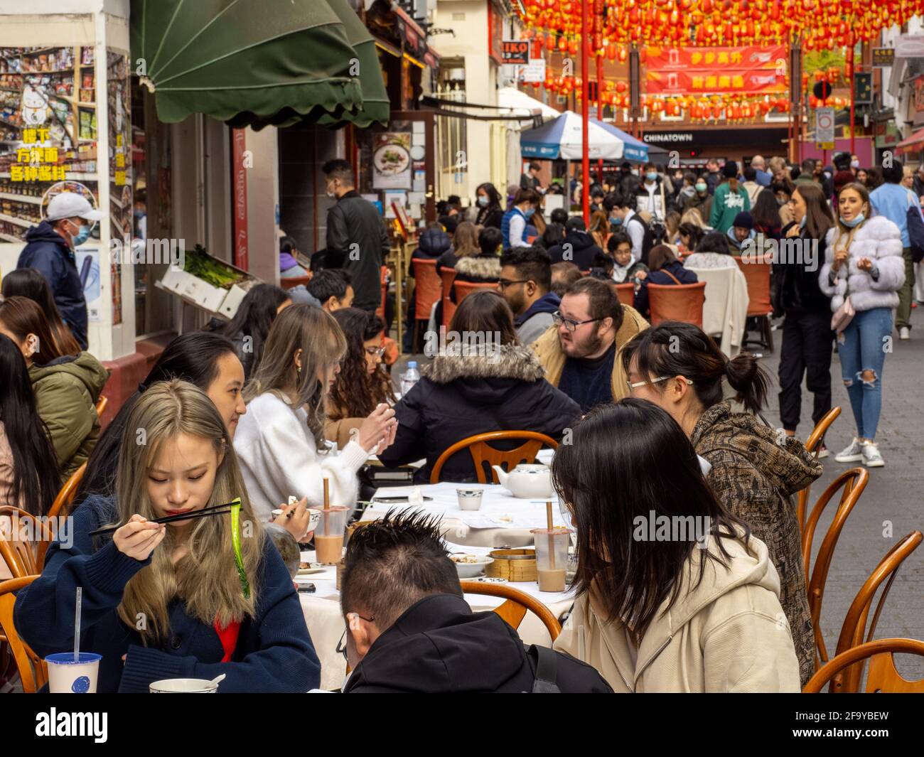 I bevitori e i commensali a Chinatown godono della libertà di chiusura post-post dell'ospitalità esterna venerdì 16 aprile 2021. Foto Stock