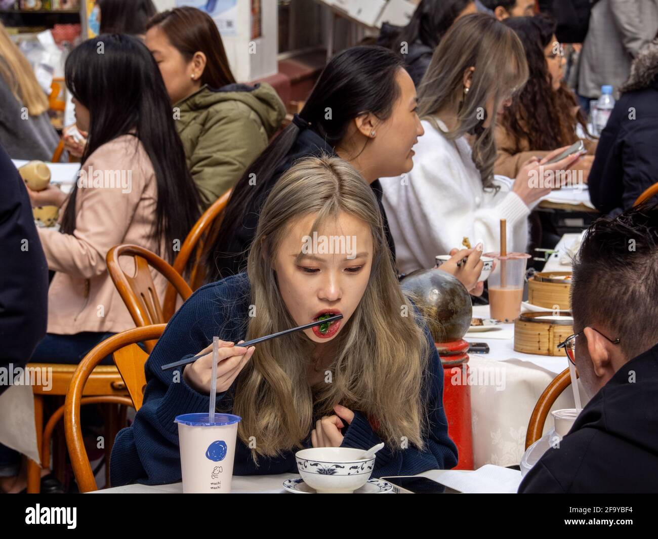 I bevitori e i commensali a Chinatown godono della libertà di chiusura post-post dell'ospitalità esterna venerdì 16 aprile 2021. Foto Stock