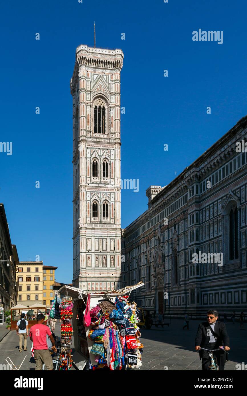 Firenze, Provincia di Firenze, Toscana, Italia. Campanile di Giotto, o campanile, adiacente alla Basilica di Santa Maria del Fiore, o Duomo. È p Foto Stock