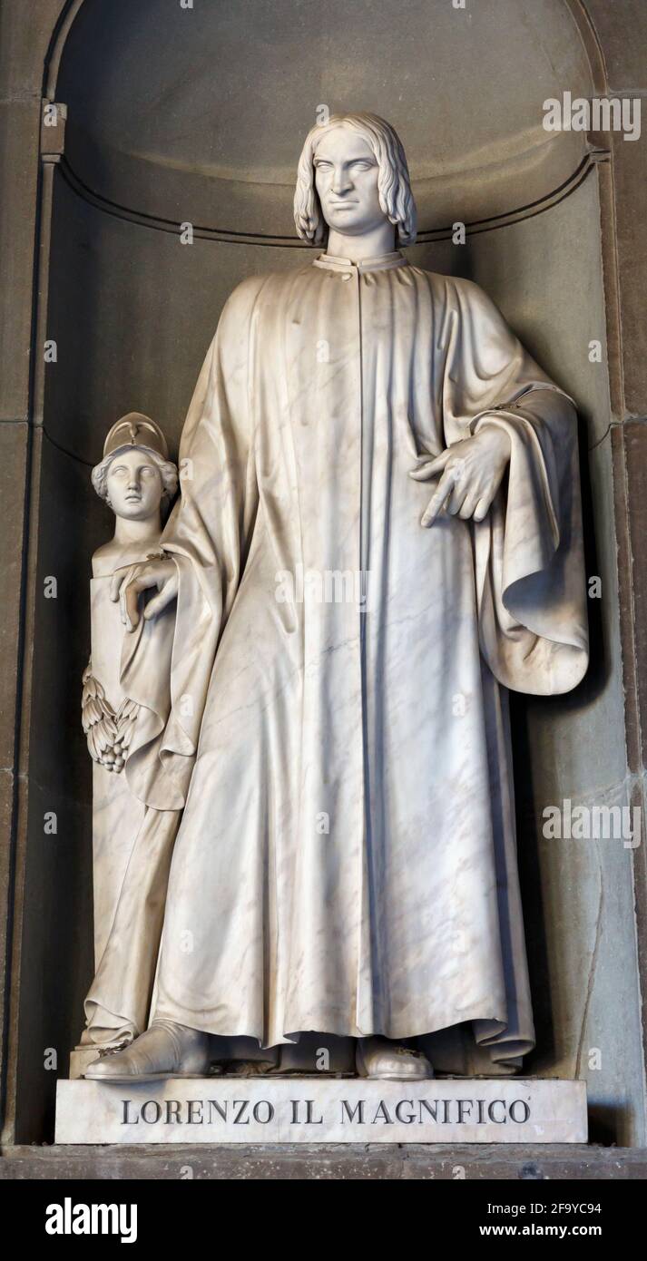 Firenze, Provincia di Firenze, Toscana, Italia. Statua in Piazzale degli Uffizi di Lorenzo de' Medici, detto Lorenzo il magnifico, o il magnifico Foto Stock