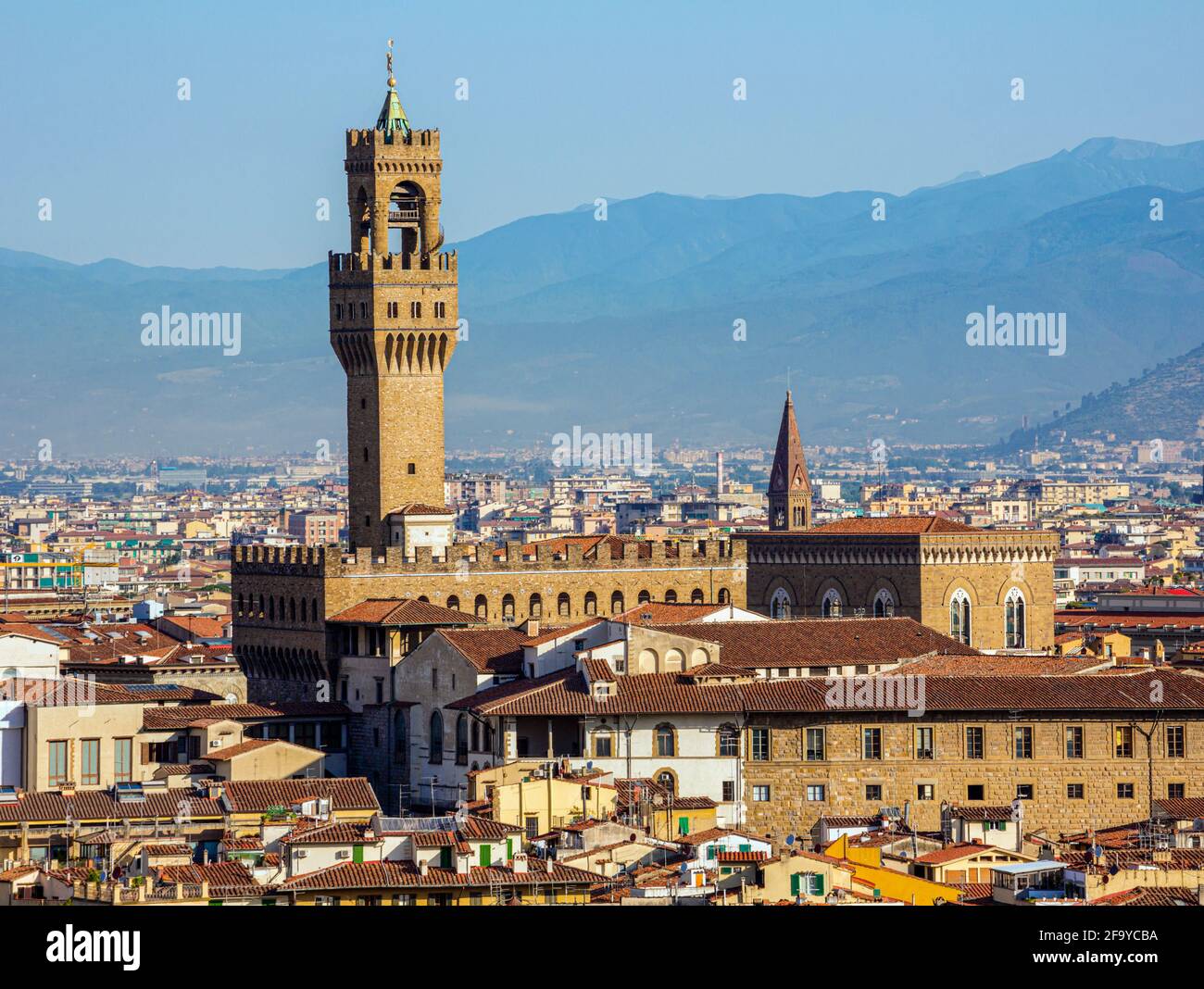 Firenze, Provincia di Firenze, Toscana, Italia. La caratteristica torre di Palazzo Vecchio che sorge sopra i tetti della città. Il centro storico di Florenc Foto Stock