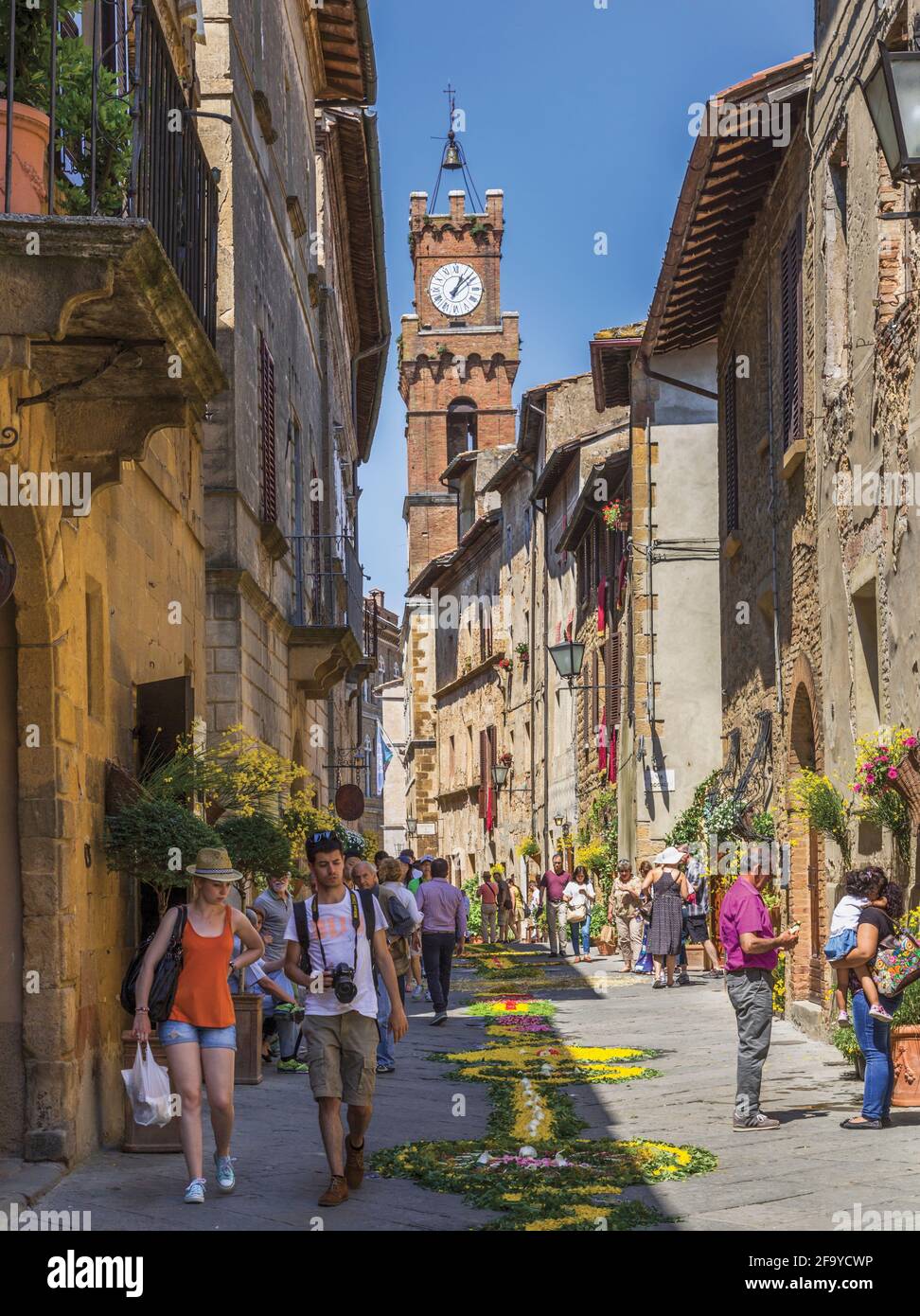 Pienza, Provincia di Siena, Toscana, Italia. Fiori deposti in strada per la processione del Corpus Christi. Il centro storico della città di Pienza è un UNESCO Foto Stock