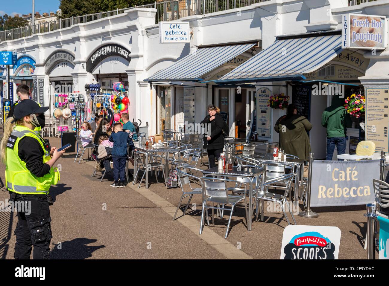 Compliance Ambasciatori che controlla al fresco marciapiedi fuori molo archi caffè a Southend on Sea, Essex, Regno Unito, come l'Inghilterra esce di blocco Foto Stock