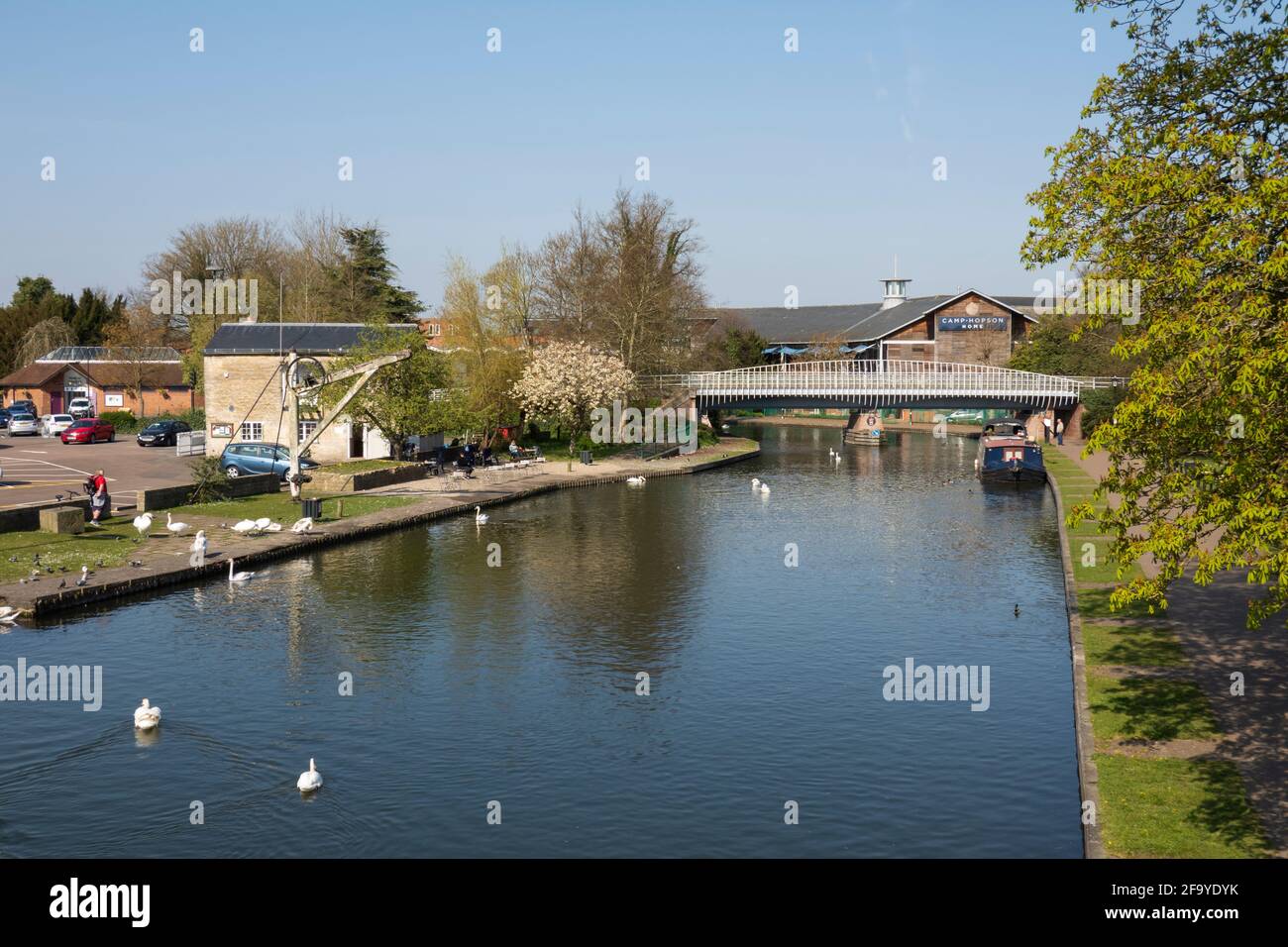 Vista lungo il Kennett e Avon Canal fino al Wharf, Newbury, West Berkshire, Inghilterra, Regno Unito, Europa Foto Stock