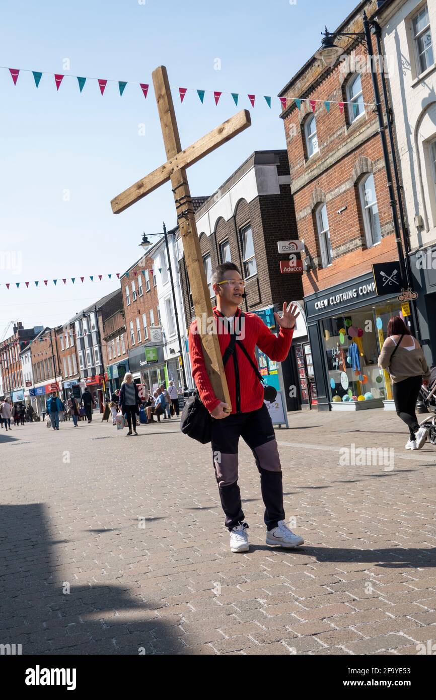 Cristiano evangelista predicando il suo messaggio e portando crocifisso lungo Northbrook Street, Newbury, West Berkshire, Inghilterra, Regno Unito, Europa Foto Stock