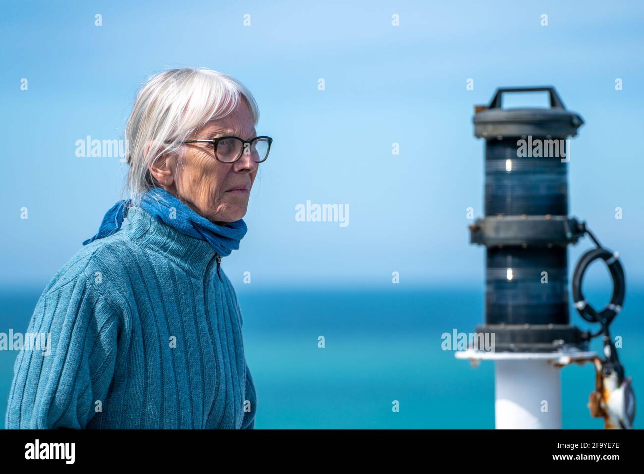 Hirsthals, Danimarca - 05.20.2017: Donna anziana accigliata che guarda il mare dal ponte di una nave da crociera in direzione dell'Islanda. Foto Stock