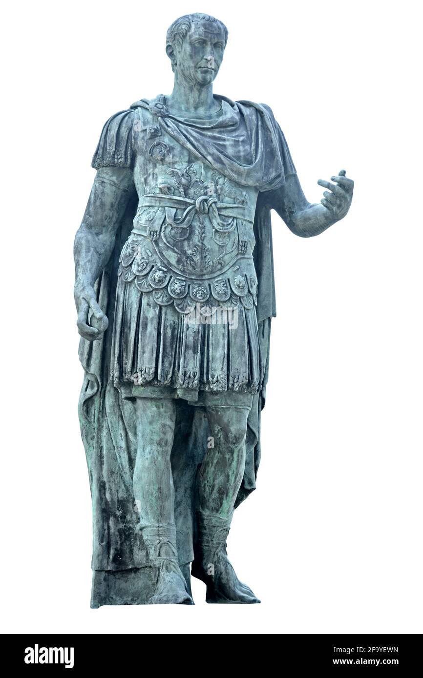 Antica statua romana del romano Giulio Cesare in bronzo, su sfondo bianco Foto Stock