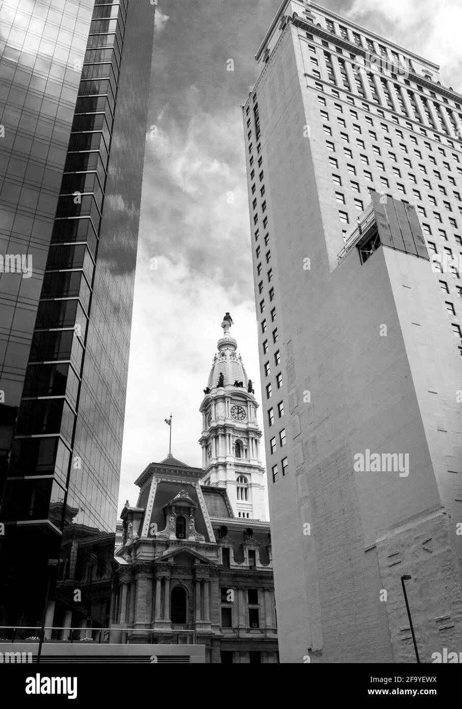 City Hall, Penn Square, Philadelphia, Stati Uniti. Un tempo l'edificio piu' alto del mondo, e' oggi sconvolta da moderni grattacieli. B&N. Foto Stock