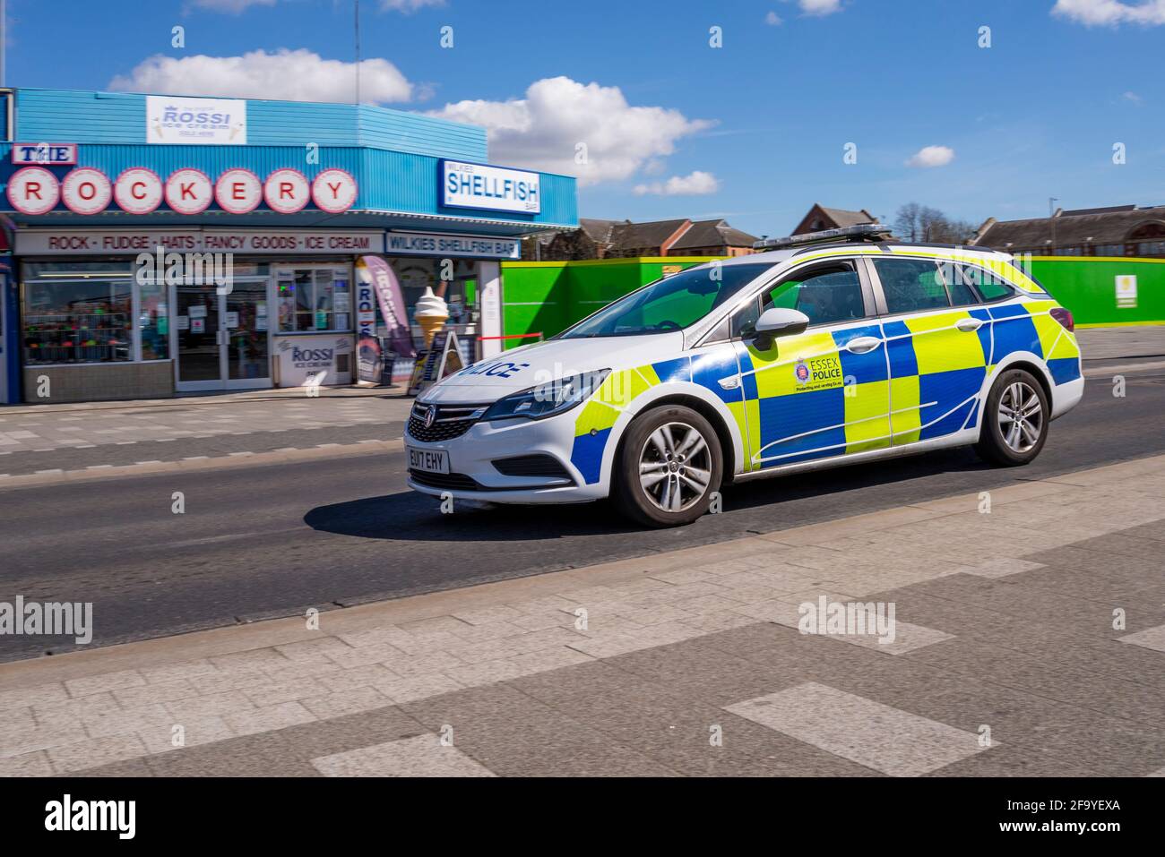 Polizia Essex, auto di polizia che guida sulla strada lungomare Marine Parade a Southend sul mare, Essex, Regno Unito. Polizia località balneare in una giornata soleggiata e luminosa Foto Stock