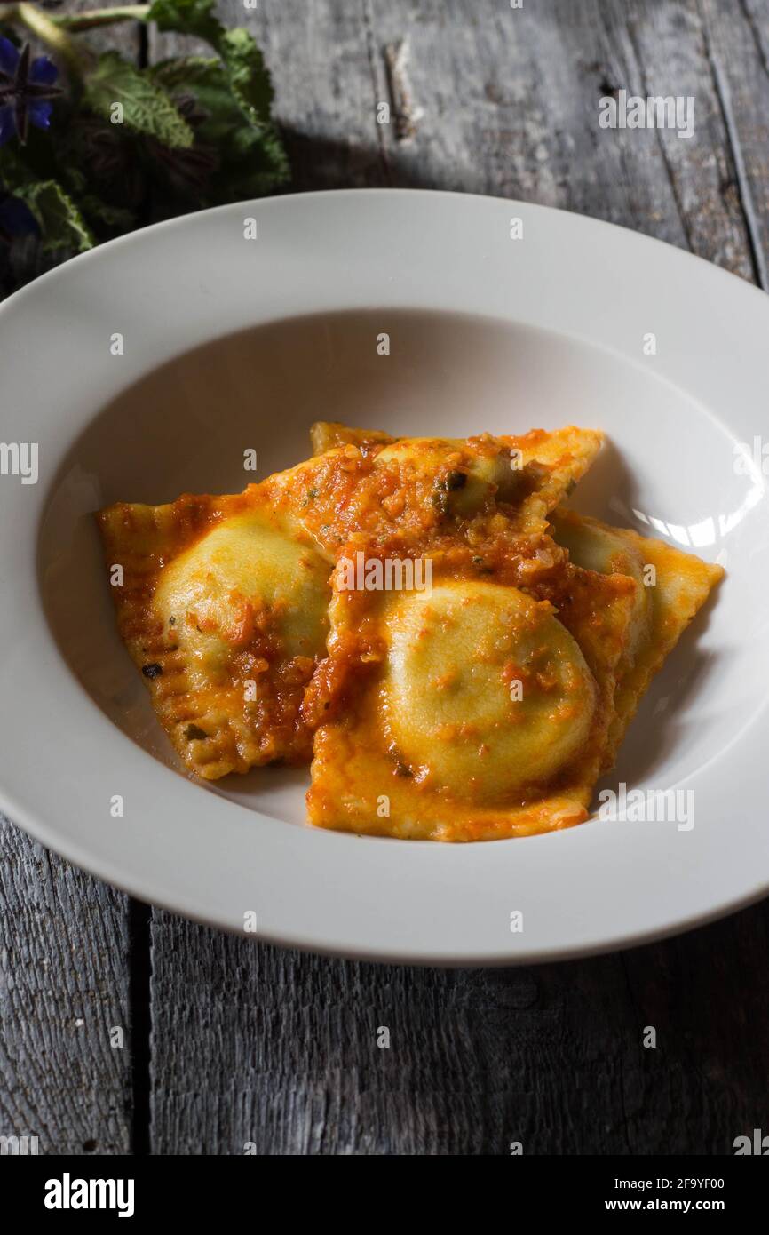 Ravioli fatti in casa farciti con borragine e patate condite con piatti vegetariani ragù Foto Stock