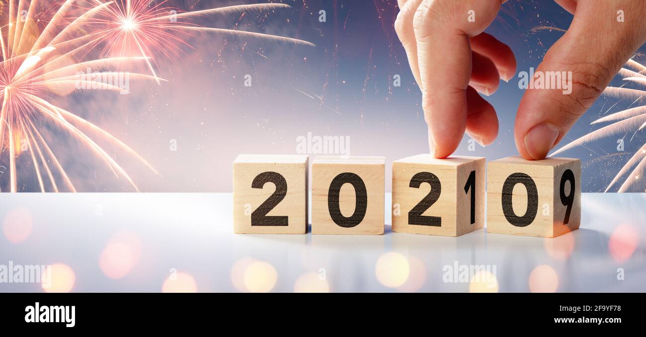 Felice anno nuovo 2020 con blocchi di legno e fuochi d'artificio Foto Stock