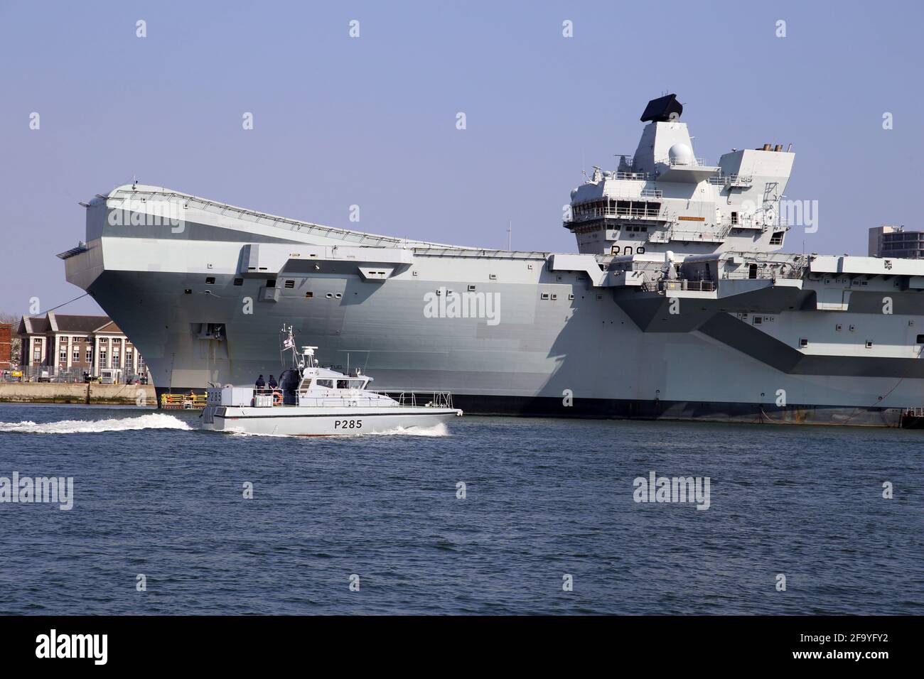 Scimitar Classe veloce pattuglia barca Sabre (P285) della Royal Navy, passando la portaerei vettore HMS Queen Elizabeth nel porto di Portsmouth Foto Stock