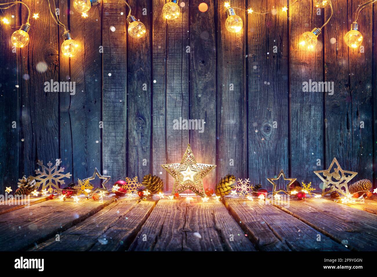 Decorazione di Natale con le stelle e le luci della stringa su legno rustico Tabella Foto Stock