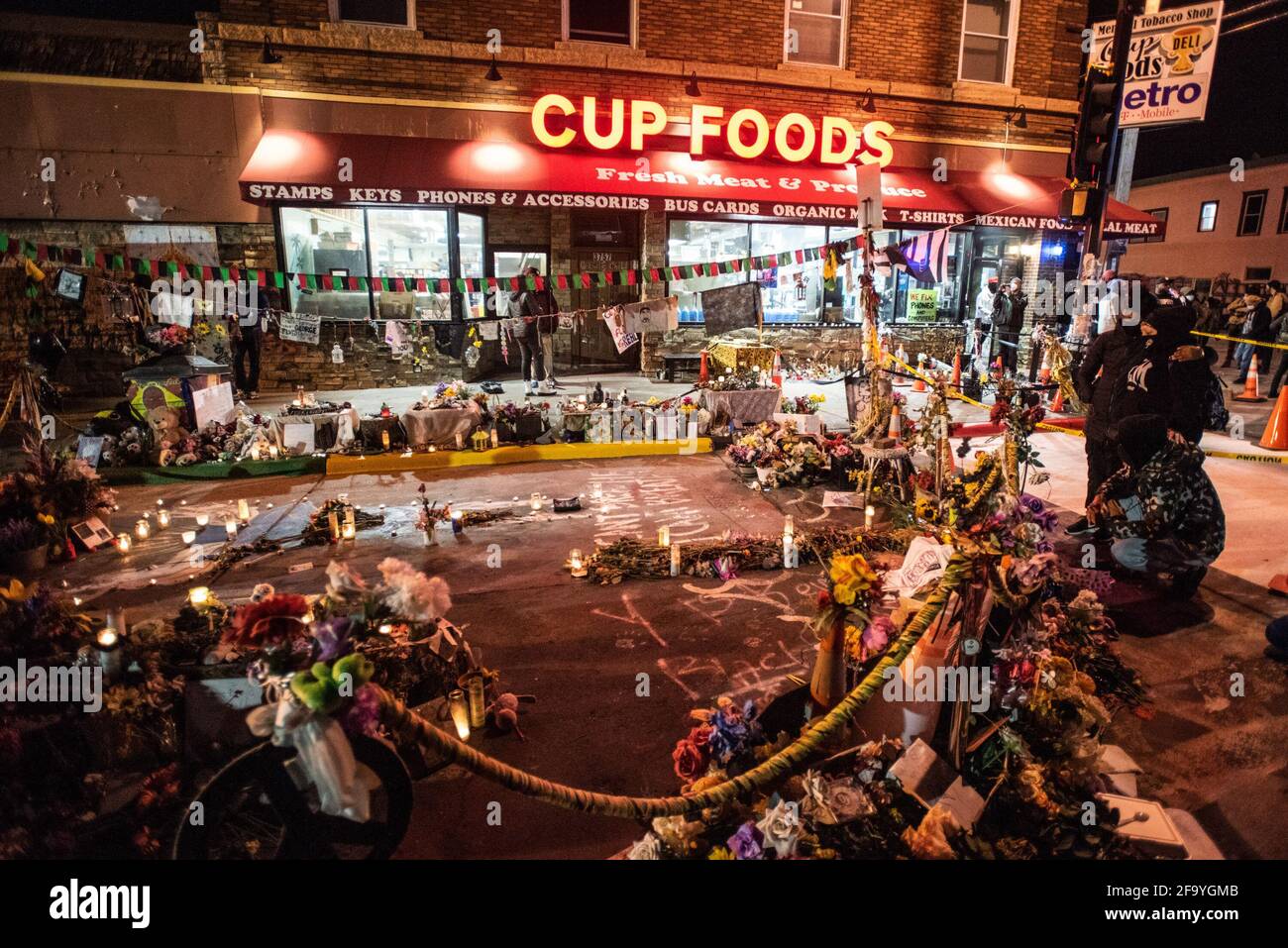 La gente reagisce al verdetto del processo di Derek Chauvin a George Floyd Square, all'angolo tra 38th Street e Chicago Avenue il 20 aprile 2021 a Minneapolis, Minnesota. Foto: Chris Tuite/imageSPACE Foto Stock