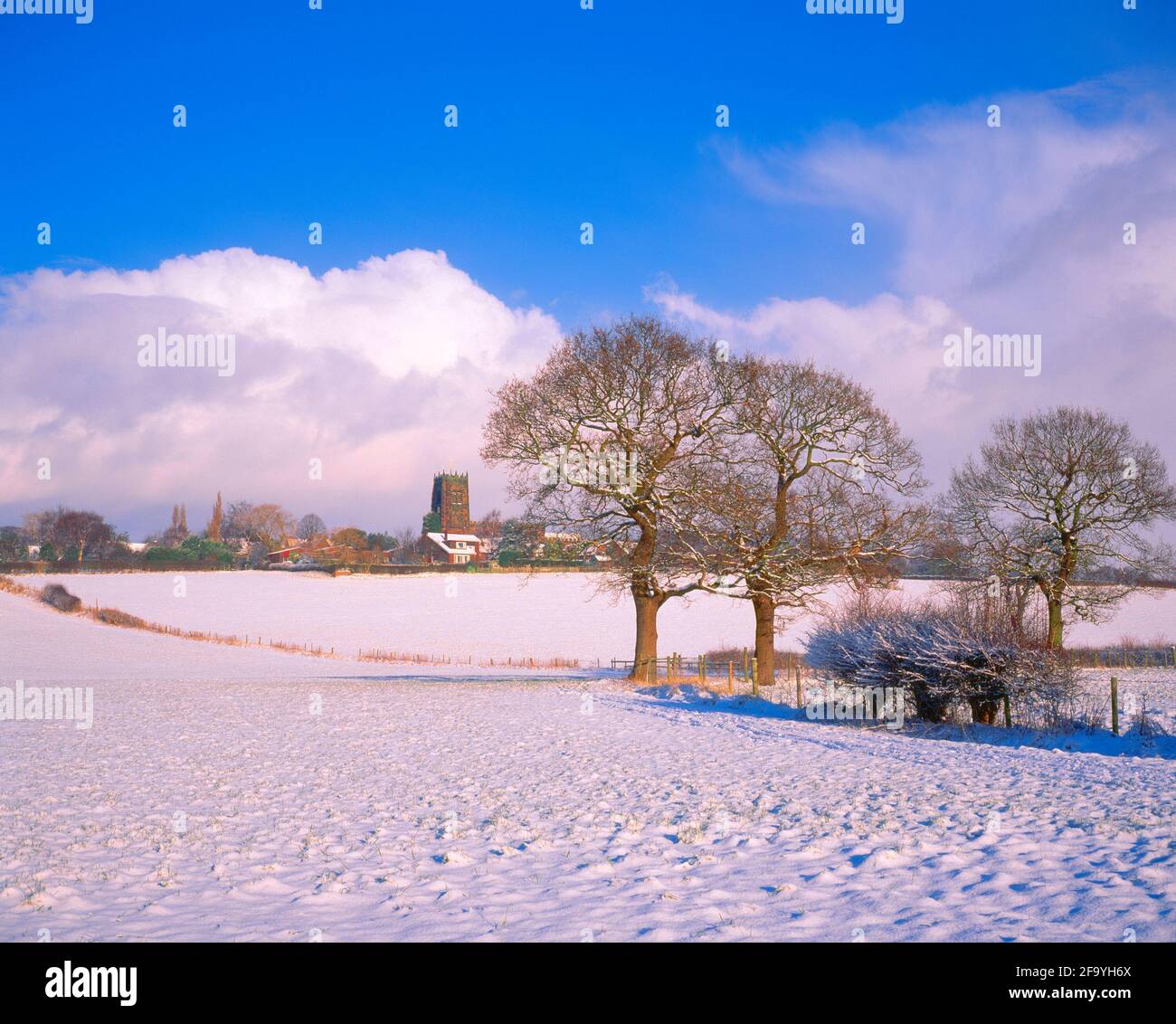 Regno Unito, Inghilterra, Cheshire, Great Budworth, chiesa del villaggio, inverno Foto Stock