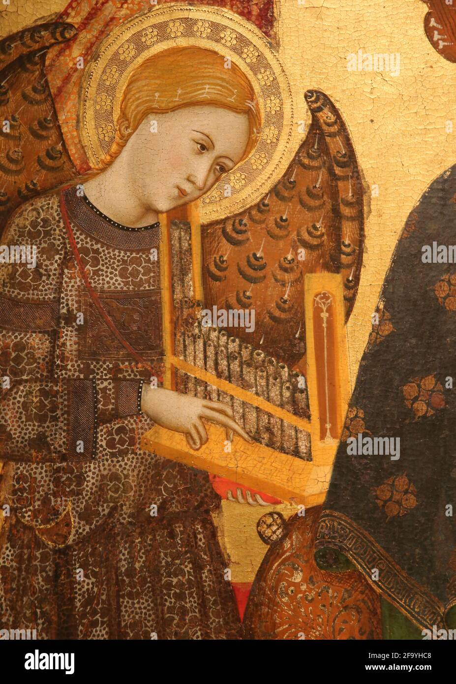 Pala d'altare della Vergine del latte di Llorenç Saragossa. 14 ° secolo. Dalla cattedrale di Albarracin, Aragon. Angelo musicista. Museo Nazionale d'Arte di Catalo Foto Stock