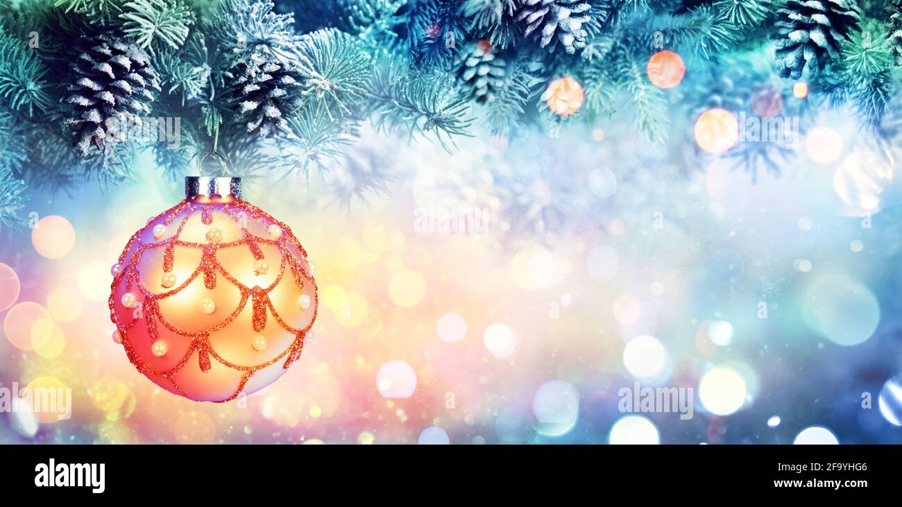 Golden Ball Hanging rami Fir Foto Stock