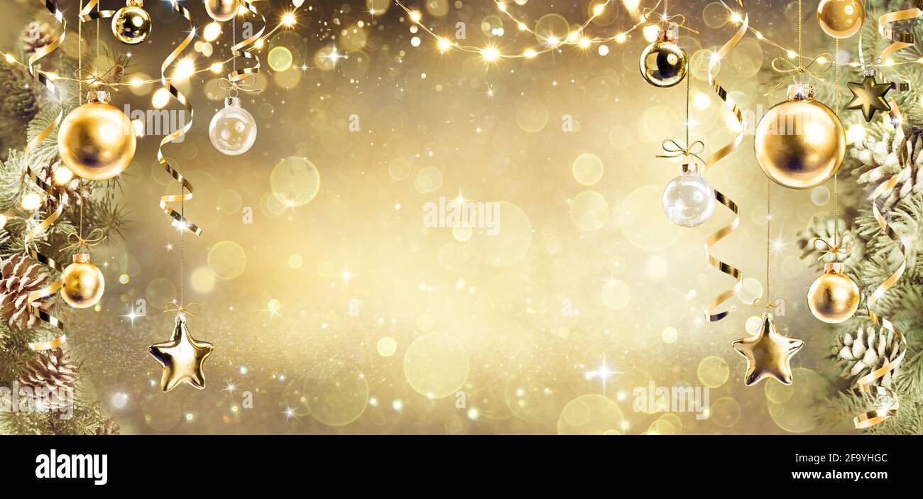 Sfondo natalizio con ornamento d'oro d'epoca che si aggancia sui rami di Fir Foto Stock