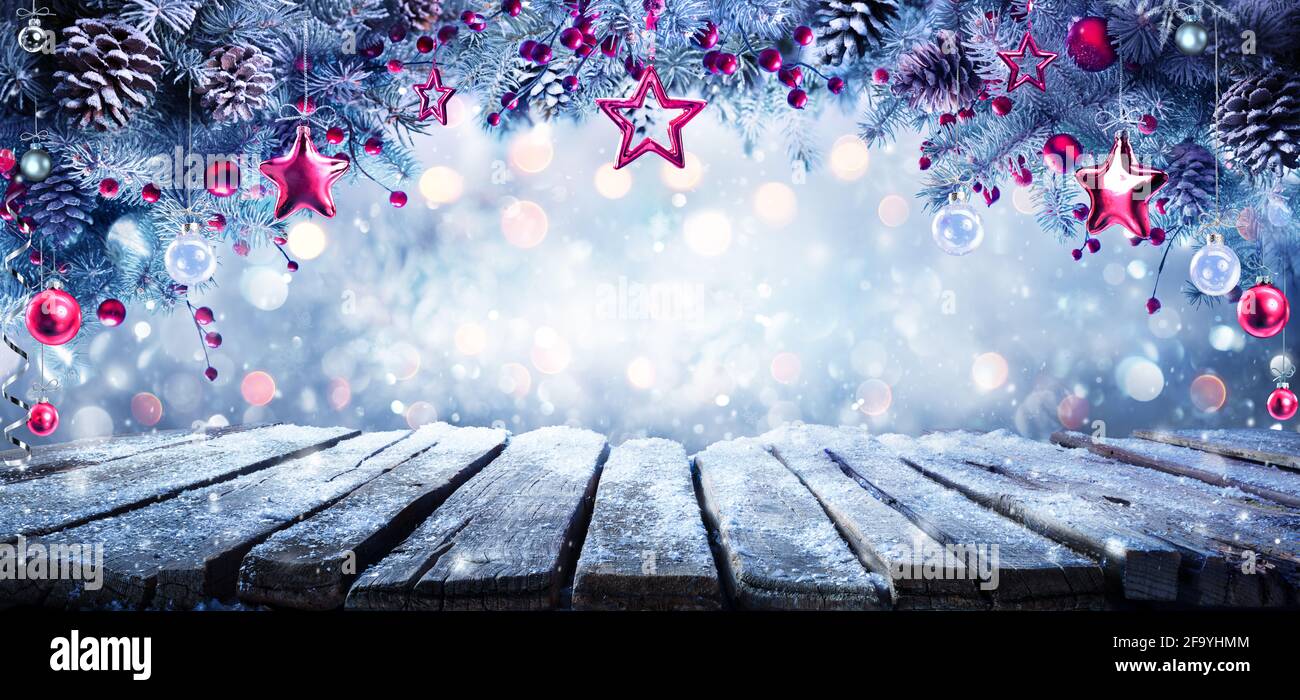 Natale - Ornament Hanging sui rami di Fir freddo con congelato Tabella Foto Stock