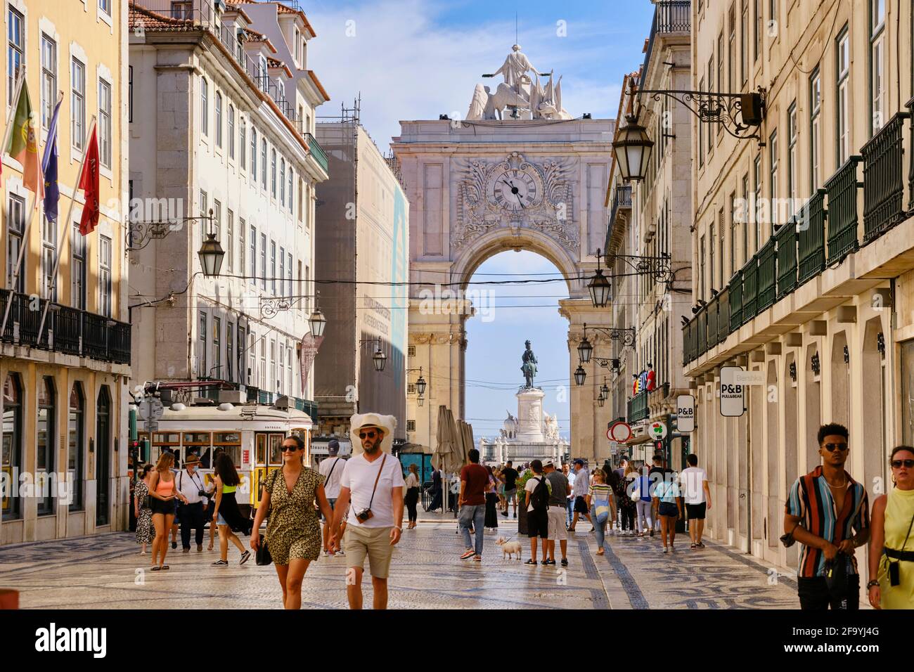 Rua Augusta, la principale strada pedonale nel centro storico e commerciale di Lisbona. Portogallo Foto Stock