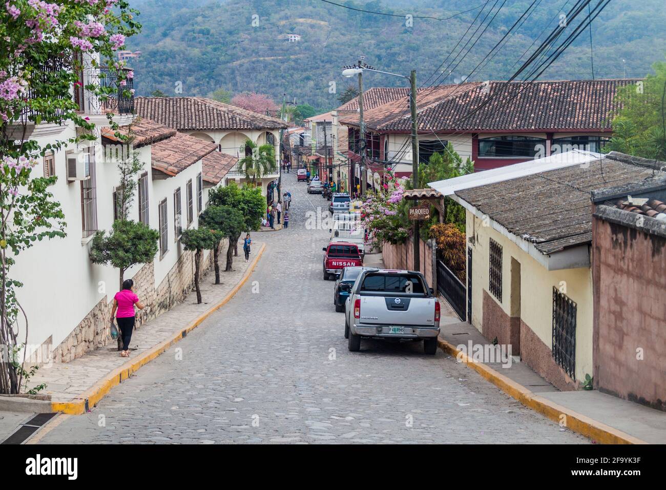 COPAN RUINAS, HONDURAS - 12 APRILE 2016: Strade acciottolate nel villaggio di Copan Ruinas Foto Stock