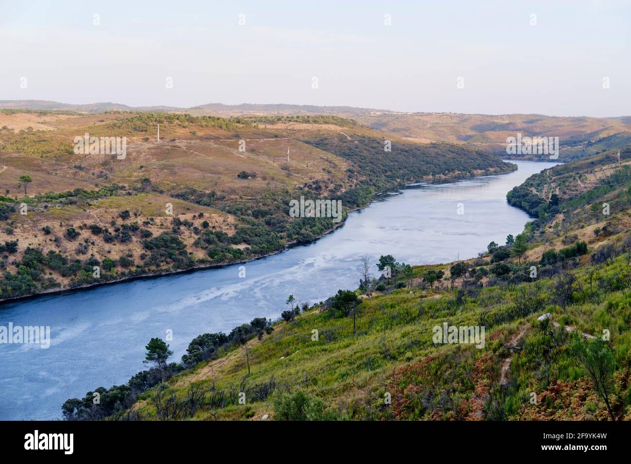 Il fiume Tago a Vila Velha de Rodao, dove divide le province di Alentejo e Beira Baixa. Portogallo Foto Stock