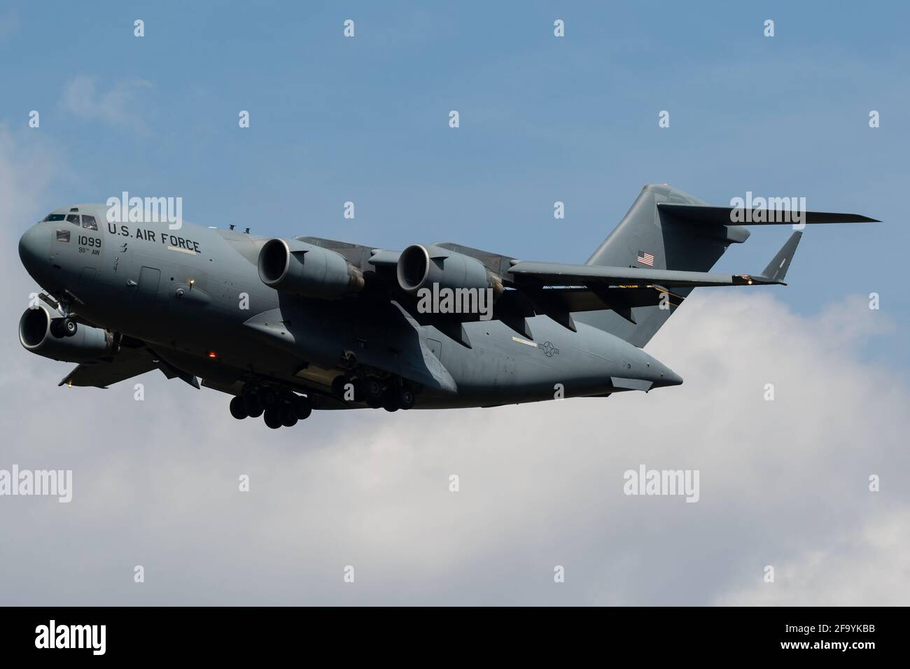 911th AW C-17 02-1099 ritorno alla base. Foto Stock