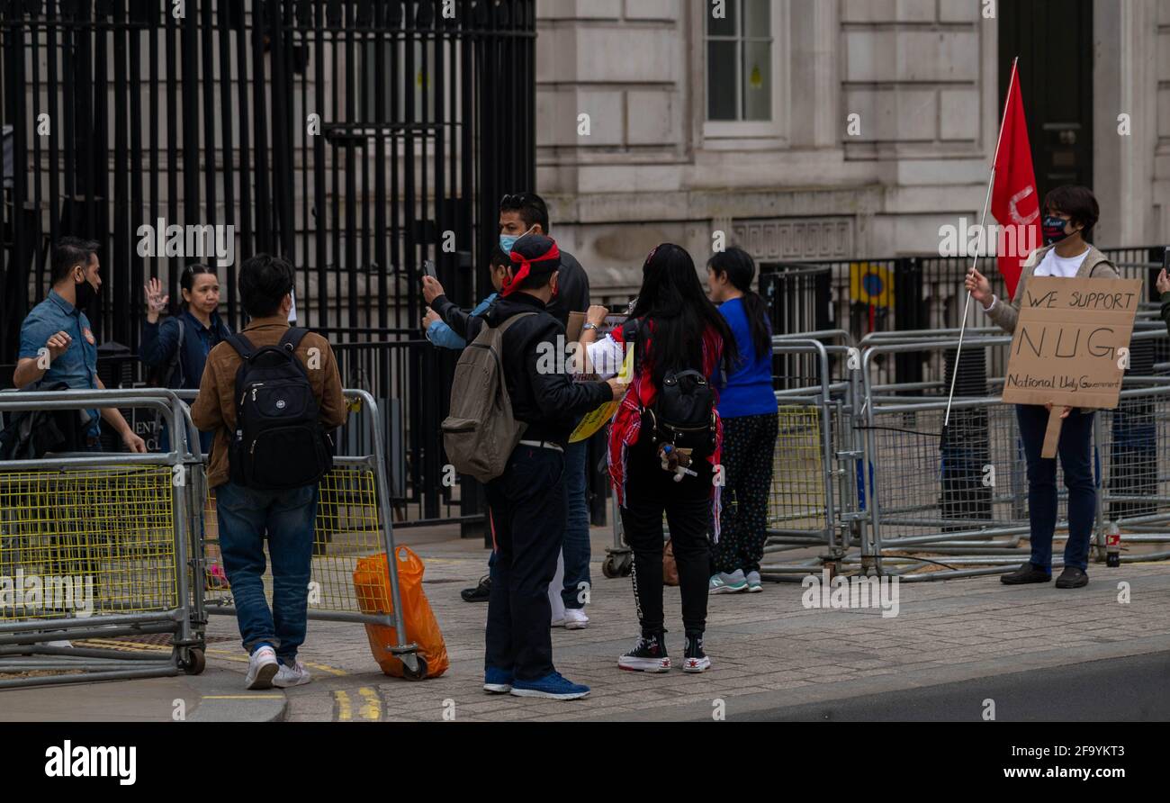 Londra, Regno Unito. 21 Apr 2021. Protesta fuori Downing Street, Londra, contro il regime del Myanmar. Credit: Ian Davidson/Alamy Live News Foto Stock