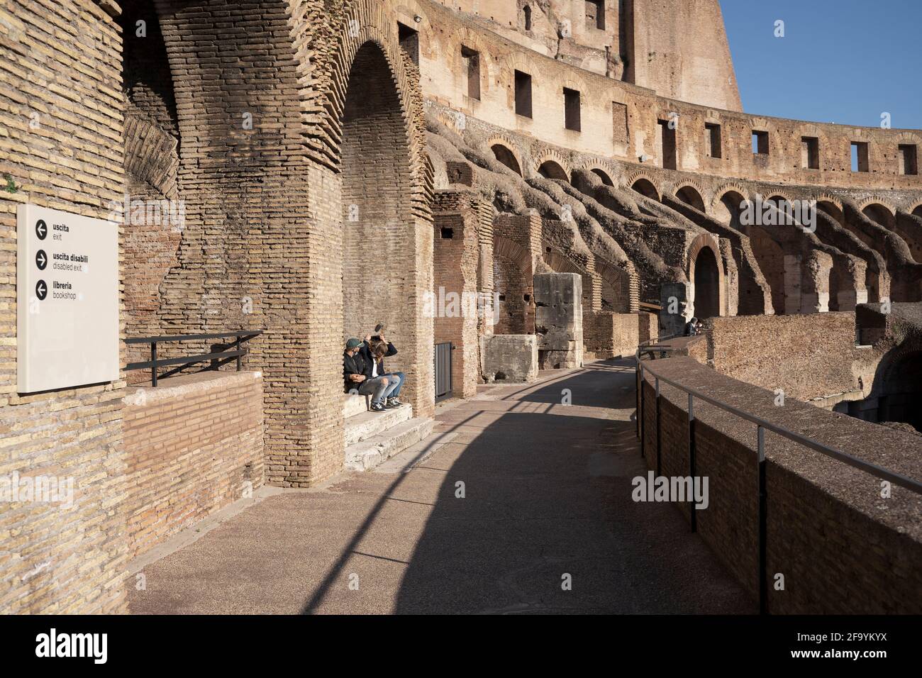 L'Anfiteatro Flaviano, conosciuto anche come Colosseo, è completamente vuoto durante la pandemia del covid 19. Roma, Italia 03 04 2021 Foto Stock