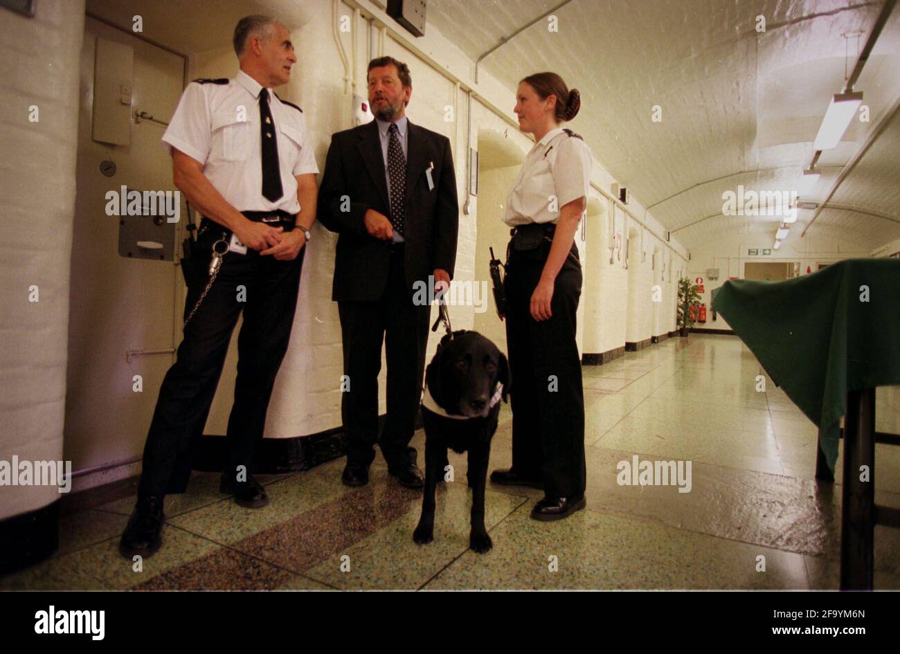 DAVID BLUNKETT VISITA LEEDS CARCERY.AUGUSTUST 2001 Foto Stock